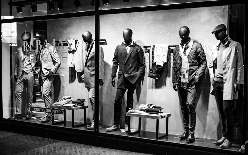 Emprendedor digital analizando los requisitos legales para abrir una tienda online sin ser autónomo en España.