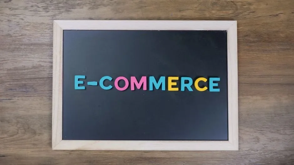 Asesor financiero explicando la adaptación de garantías para e-commerce a un vendedor de Amazon para evitar bloqueos aduaneros