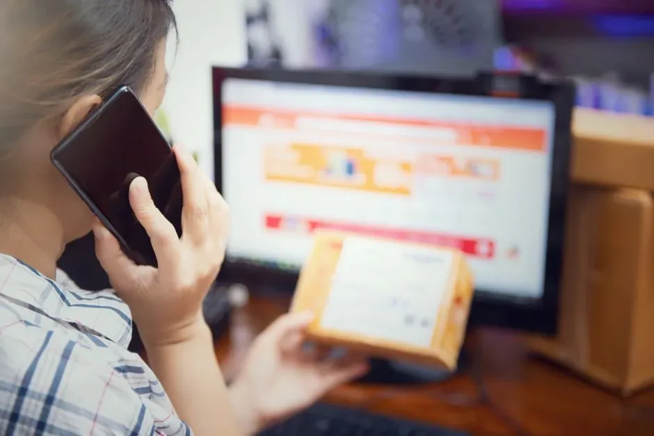 Emprendedor digital analiza la fiscalidad y el IVA de su tienda de dropshipping en Amazon para evitar sanciones de Hacienda