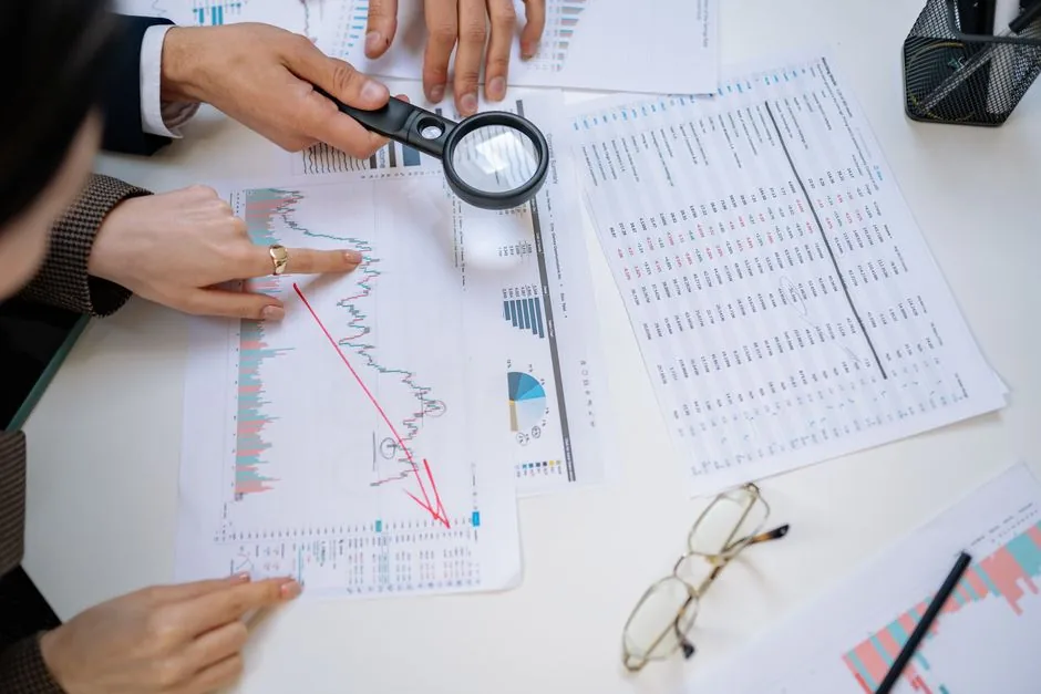 Ejecutivo revisando balances y datos del Registro Mercantil para validar la solvencia de una pyme ante bancos y proveedores