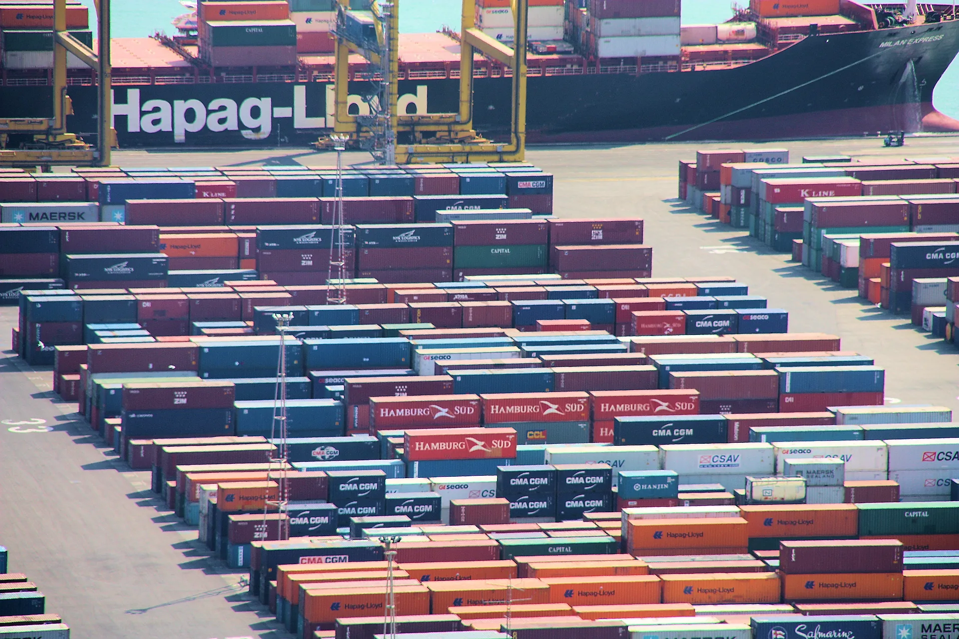 Contenedores de mercancías en el Puerto de Barcelona listos para exportación e importación internacional de ecommerce