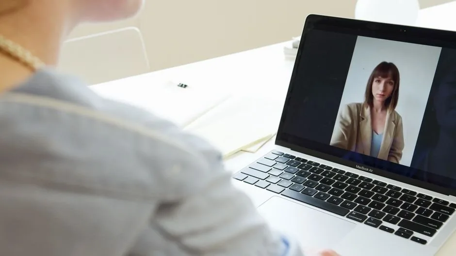 Emprendedor digital comparando las ventajas de una asesoría online frente a una gestoría presencial tradicional para su tienda online.