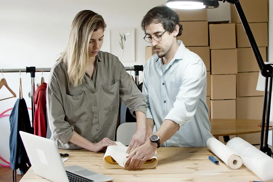 Consultor revisa liquidaciones de Amazon FBA para pymes españolas, asegurando cumplimiento fiscal y optimización de márgenes