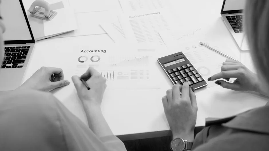 Consultor financiero analiza la liquidez de una pyme para optimizar su tesorería y apoyar decisiones estratégicas