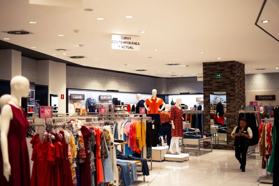 Imagen que muestra a un gestor financiero revisando datos de ventas de tienda física y ecommerce para optimizar la fiscalidad de comercios