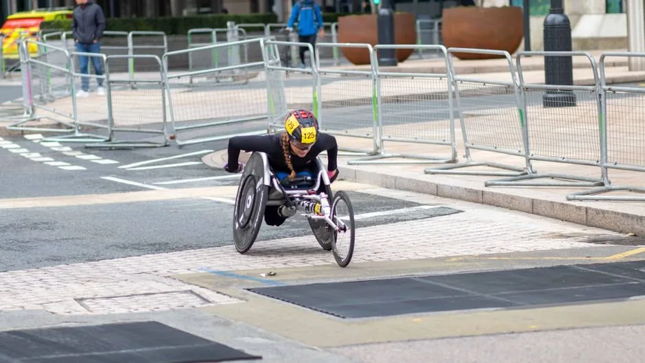 Emprendedor digital analizando en su ordenador si le conviene ser autónomo o sociedad para su tienda online