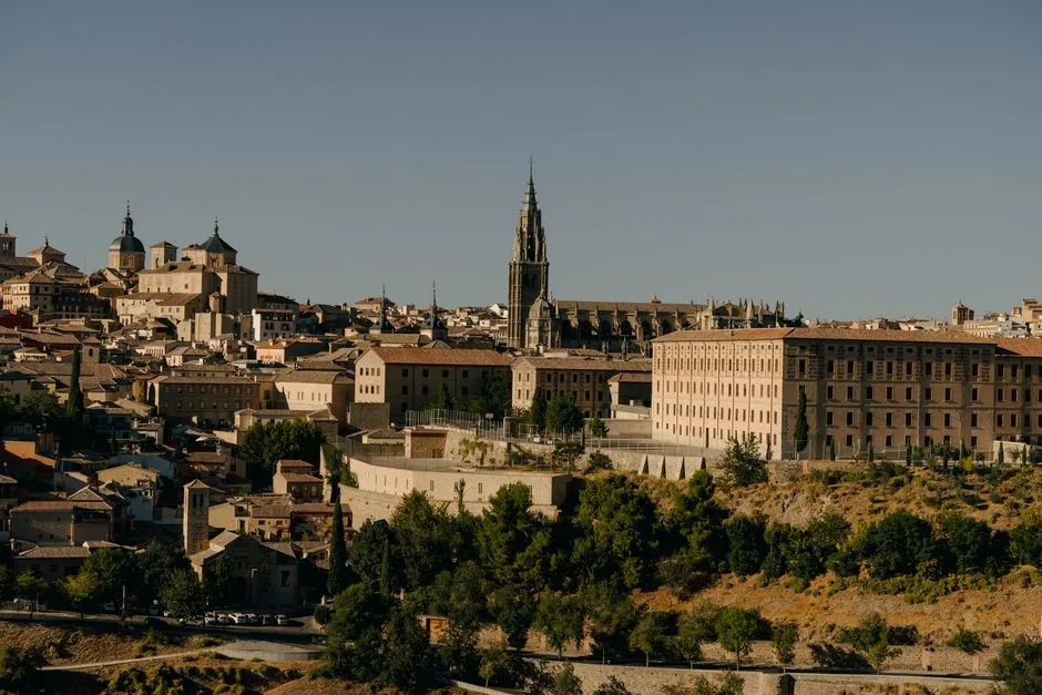 Imagen que muestra a un autónomo revisando facturas internacionales para reclamar el IVA antes del plazo de cinco días