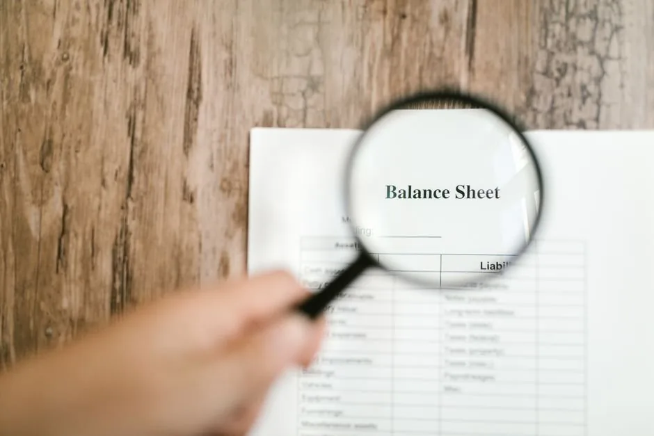 Emprendedor de comercio electrónico analizando un balance de situación financiero en su ordenador para evitar problemas de liquidez