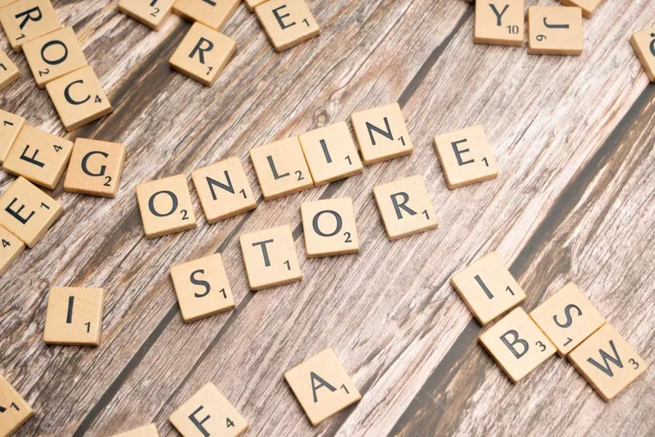 Socio de ecommerce analiza el balance de situación financiero en su pantalla para evitar pérdidas de caja.