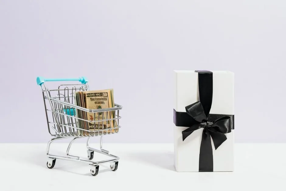 Emprendedor analizando métricas de capital de trabajo y opciones de financiación para su tienda online en un ordenador
