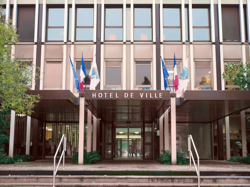 Director financiero analizando métricas de rentabilidad en una pantalla para optimizar la tesorería de un ecommerce en crecimiento.
