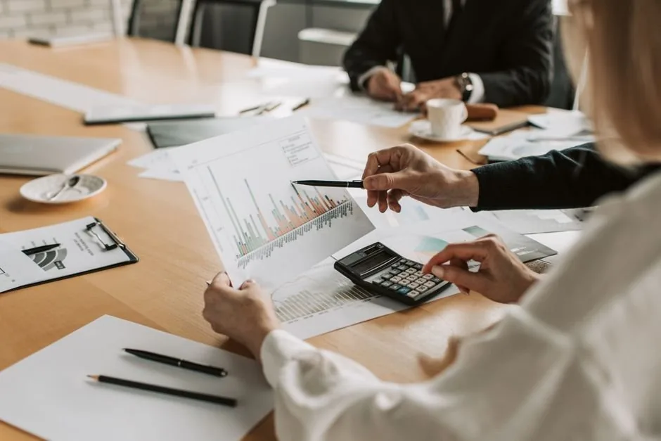 Un director financiero analiza gráficos de rendimiento en una tablet para optimizar la rentabilidad de un ecommerce.