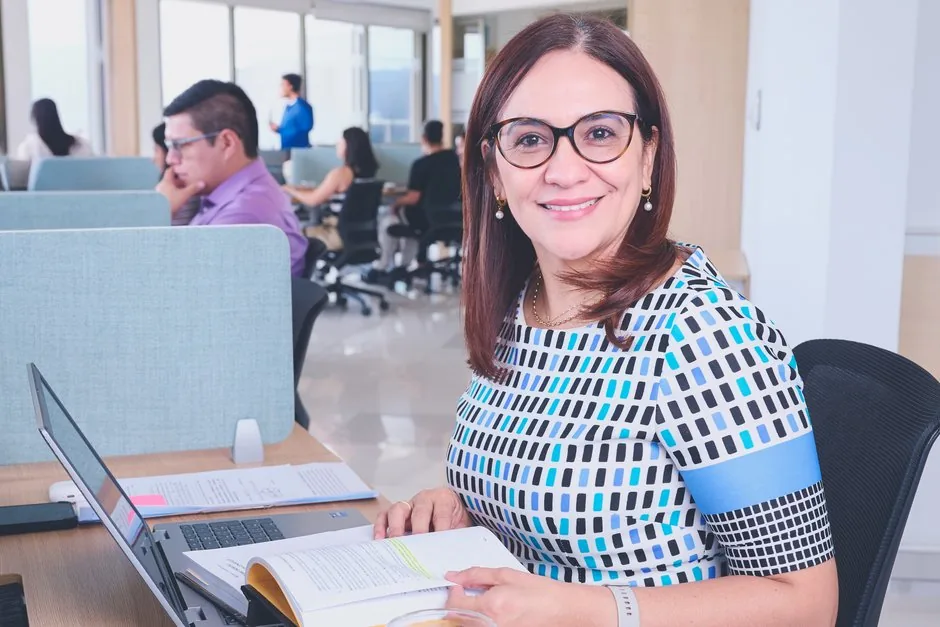 Director financiero analizando métricas de rentabilidad en una pantalla para optimizar la tesorería de un ecommerce español.