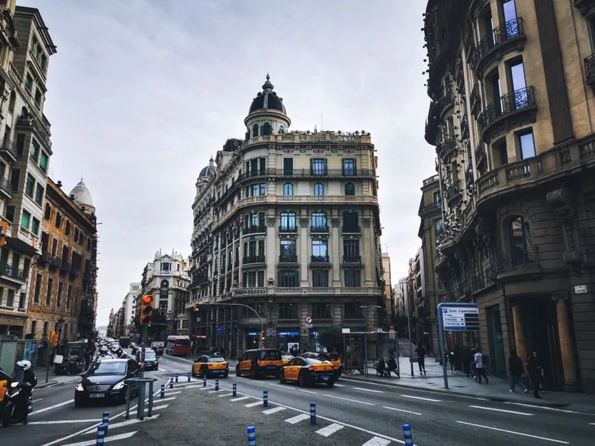 Director financiero analizando gráficos de rentabilidad en Barcelona para optimizar la tesorería de un ecommerce en crecimiento.