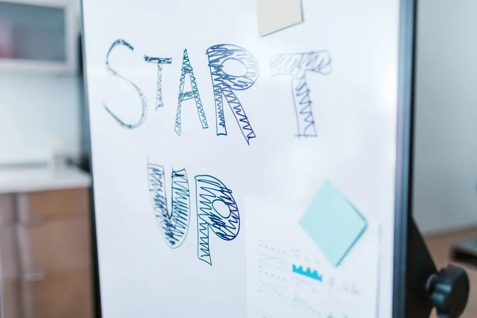Emprendedor analizando gráficos financieros en su portátil para optimizar el runway y la tesorería de su startup.