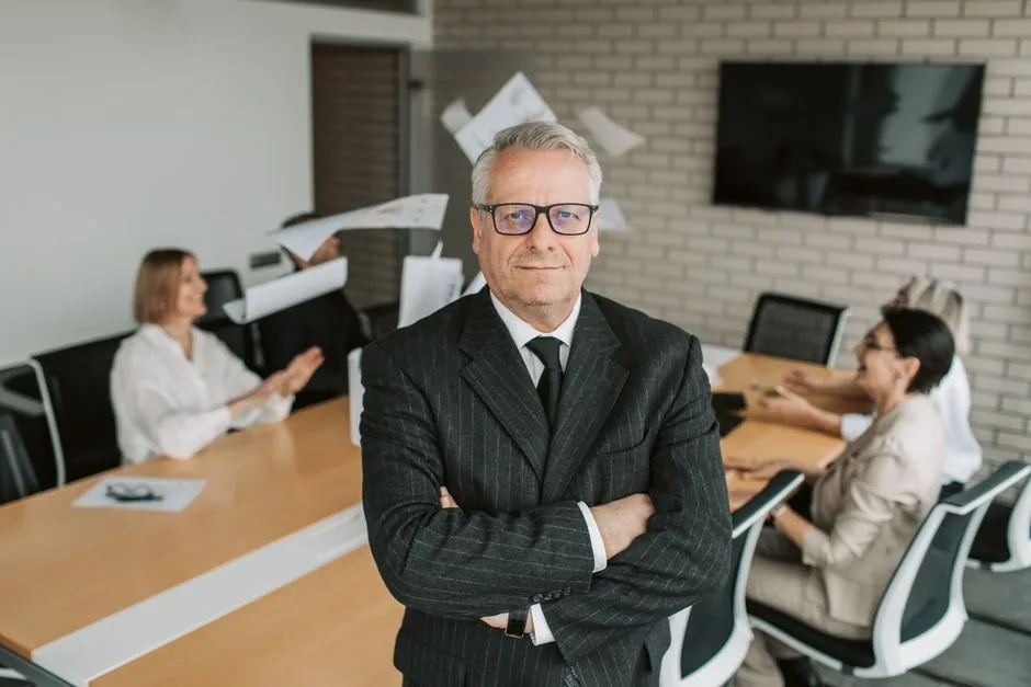 Un CEO y un CFO colaborando en una oficina moderna analizando métricas de crecimiento financiero para pymes de comercio electrónico.