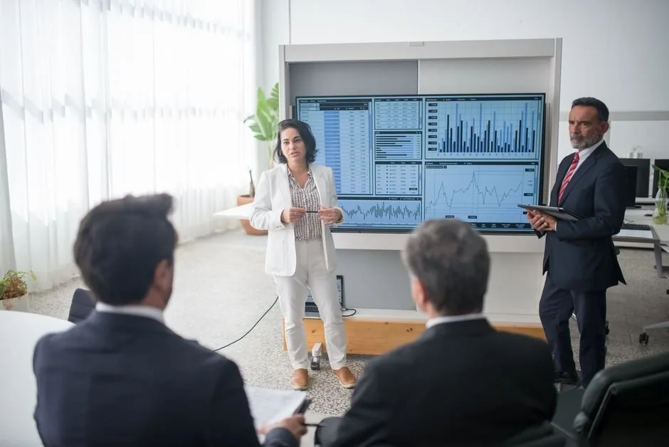 Director financiero analizando métricas de rentabilidad en una pantalla para optimizar la toma de decisiones de un ecommerce.