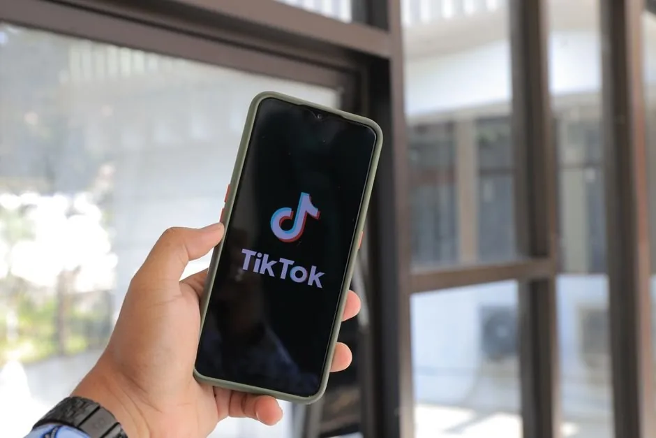 Pantalla de móvil mostrando cómo funciona TikTok Shop para que vendedores y asesores optimicen sus ventas online