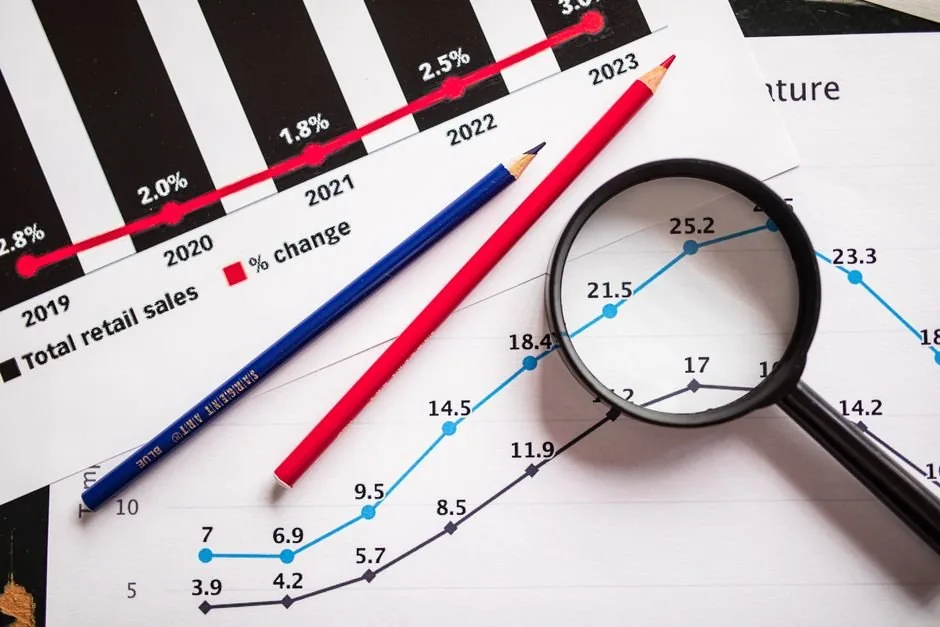 Emprendedor analizando un forecast financiero para ecommerce en su ordenador para optimizar la tesorería de su tienda online.