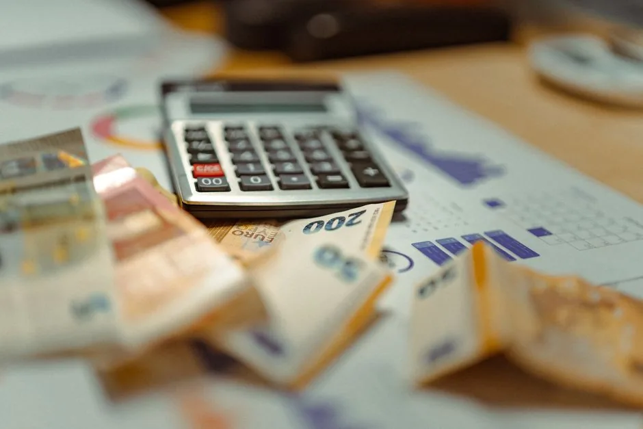 Ejecutivo CFO externo analizando datos financieros con IA para mejorar la liquidez y rentabilidad de una pyme española