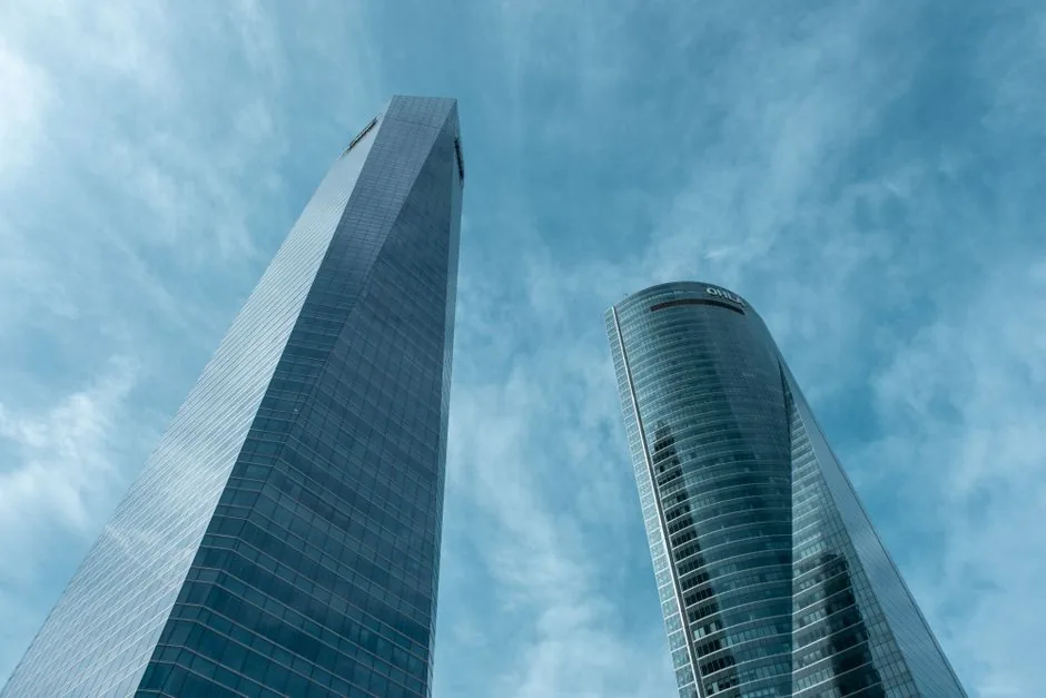 Ejecutivo revisa balance y múltiplos EBITDA para valorar su pyme, mostrando la brecha entre valor contable y valor de mercado para empresarios