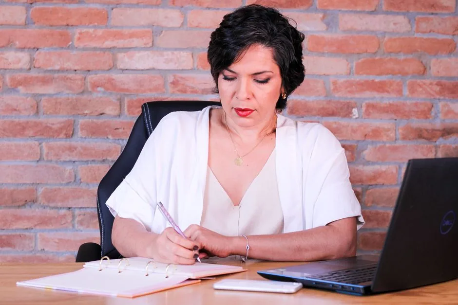 Empresario revisando informes de consultoría financiera para pymes, optimizando flujo de caja y decisiones estratégicas