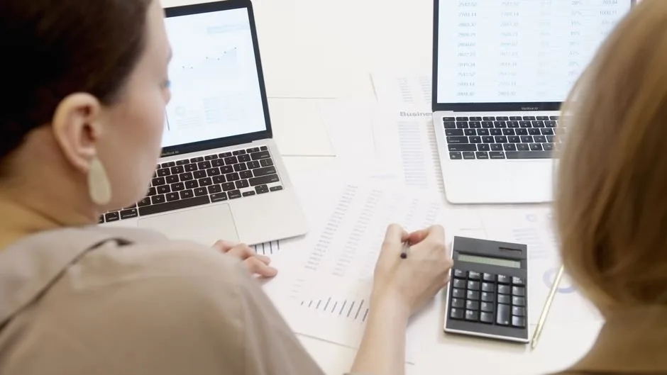 Consultor financiero analizando métricas de tesorería en un ordenador para optimizar la rentabilidad de una pyme digital.