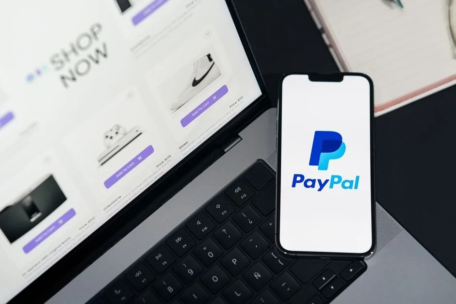 Contable de e-commerce registrando asientos de comisiones de PayPal y Stripe para evitar descuadres fiscales ante Hacienda