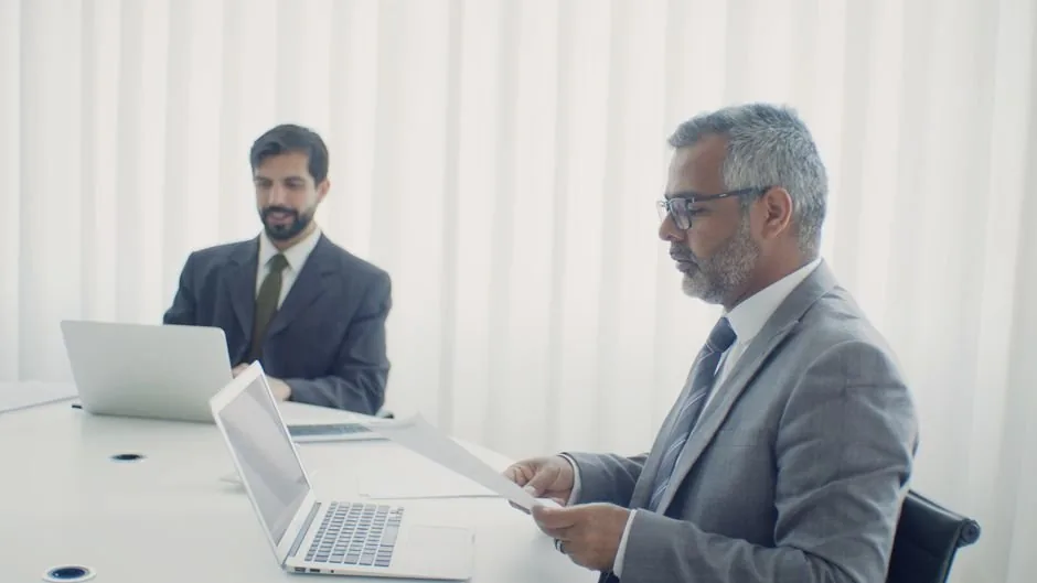 Director financiero analizando métricas de rentabilidad en una pantalla para optimizar el flujo de caja de un ecommerce