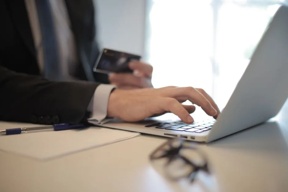 Un controller financiero externo analiza gráficos de rentabilidad en un ordenador para ayudar a un emprendedor de ecommerce.