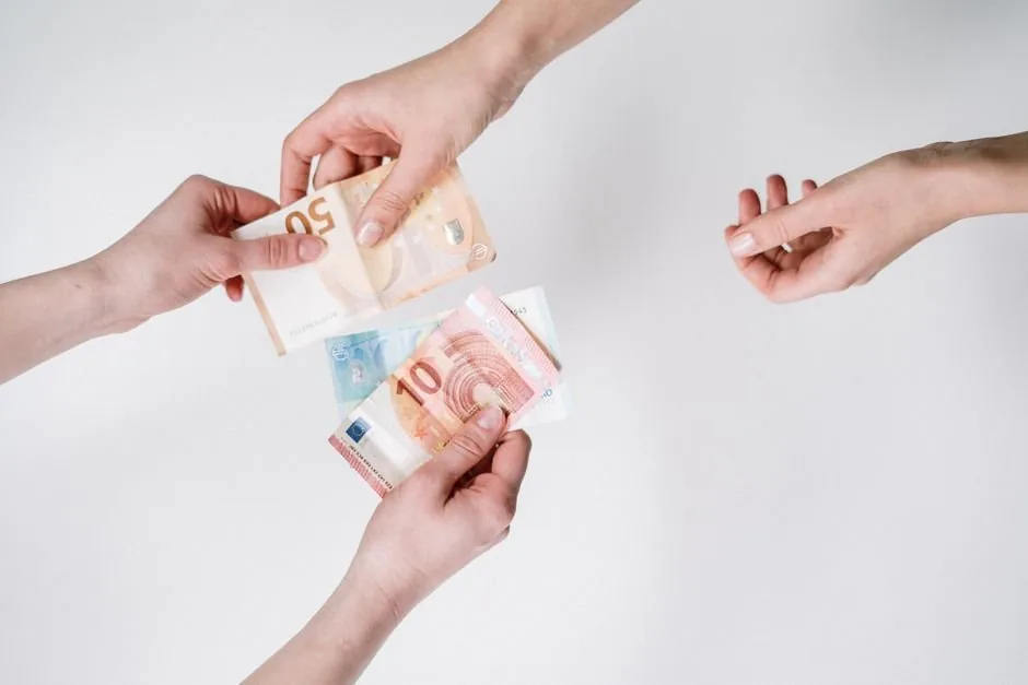 Un director financiero analizando en su ordenador el coste de adquisición de cliente para optimizar la rentabilidad de un ecommerce.