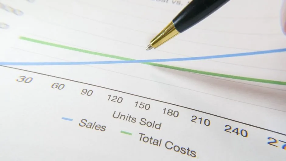 Un emprendedor digital analiza los costes variables y márgenes de beneficio de su ecommerce en una pantalla de ordenador