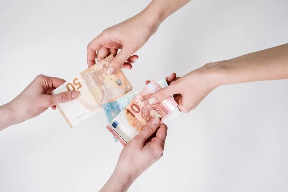 Emprendedor digital analiza en su ordenador los costes y pasos para crear una sociedad limitada en España.