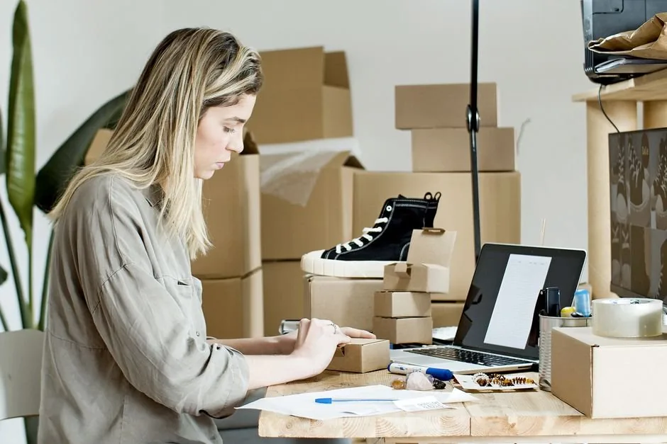 Emprendedor digital analizando facturas de venta online para presentar la declaración trimestral de IVA de su ecommerce