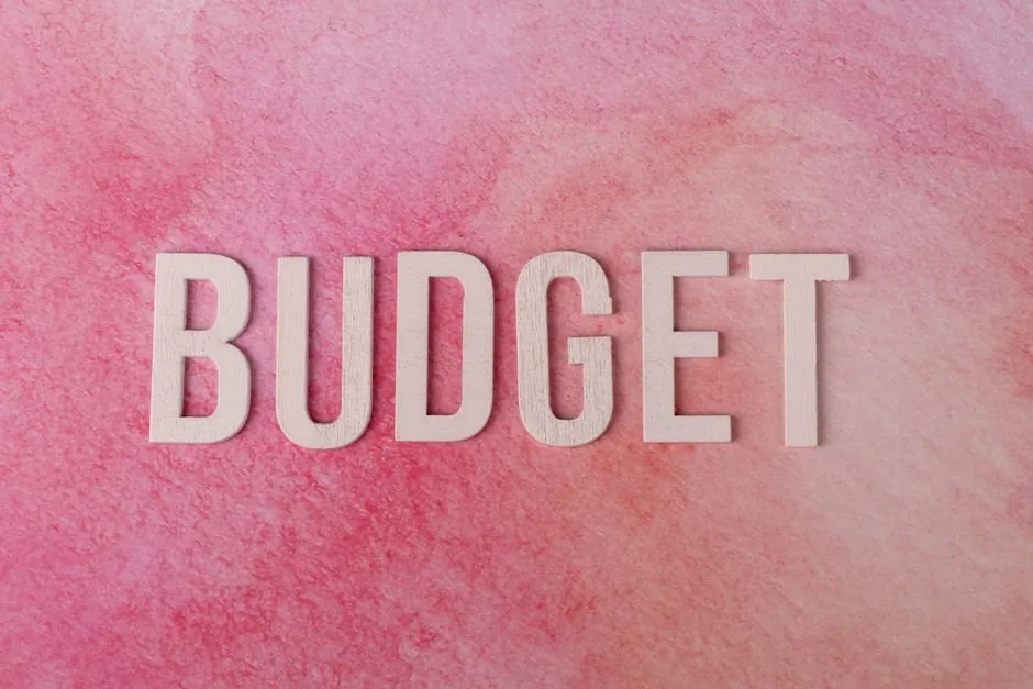 Director financiero analizando la diferencia entre budget y forecast en gráficos digitales para mejorar la liquidez de su tienda online.