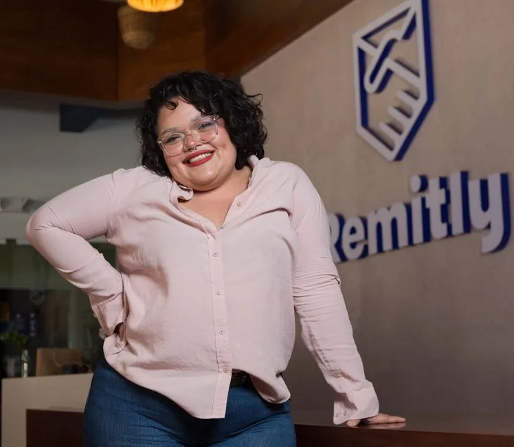 Ejecutivo de una pyme revisa un panel de control financiero con datos en tiempo real, impulsado por IA, para tomar decisiones estratégicas de liquidez y crecimiento.