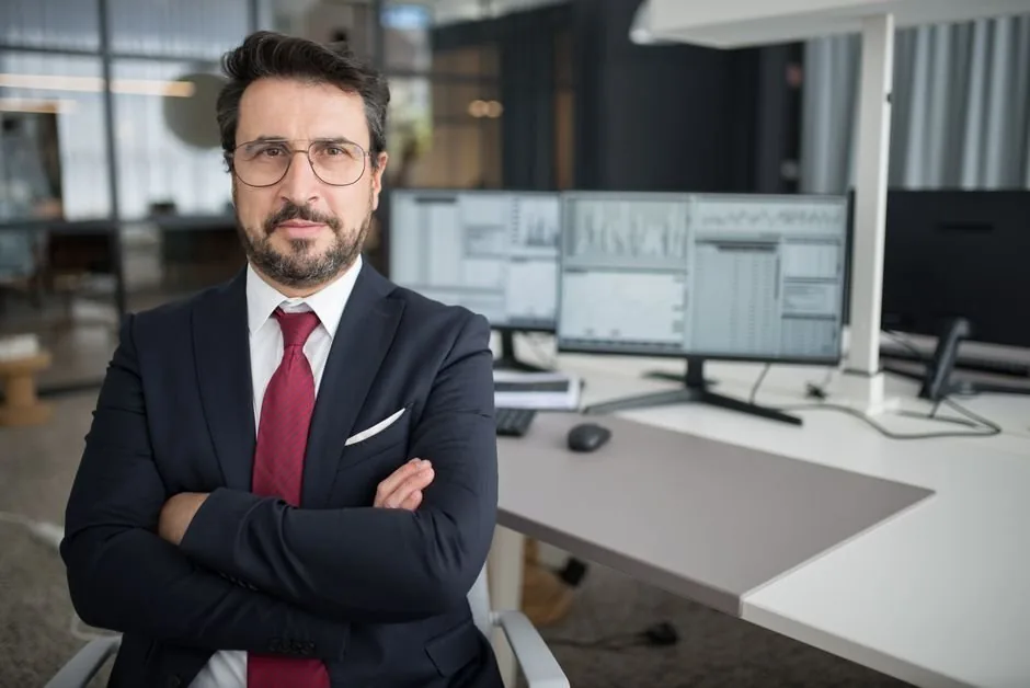 Director financiero externo analizando métricas de tesorería en una pantalla para optimizar la rentabilidad de un ecommerce