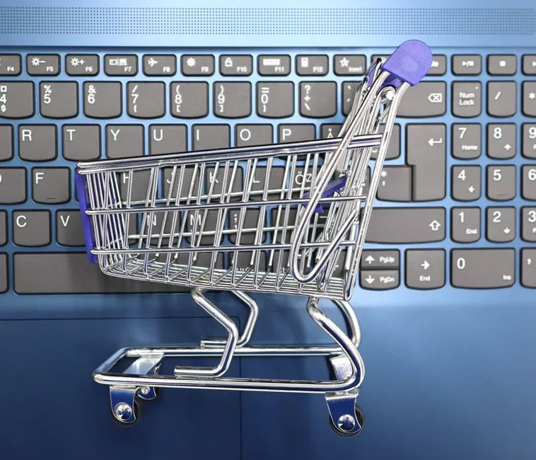 Imagen que muestra a un CFO revisando datos fiscales de una plataforma B2B ecommerce, resaltando la integración de IA y cumplimiento de la norma VeriFactu para empresas españolas