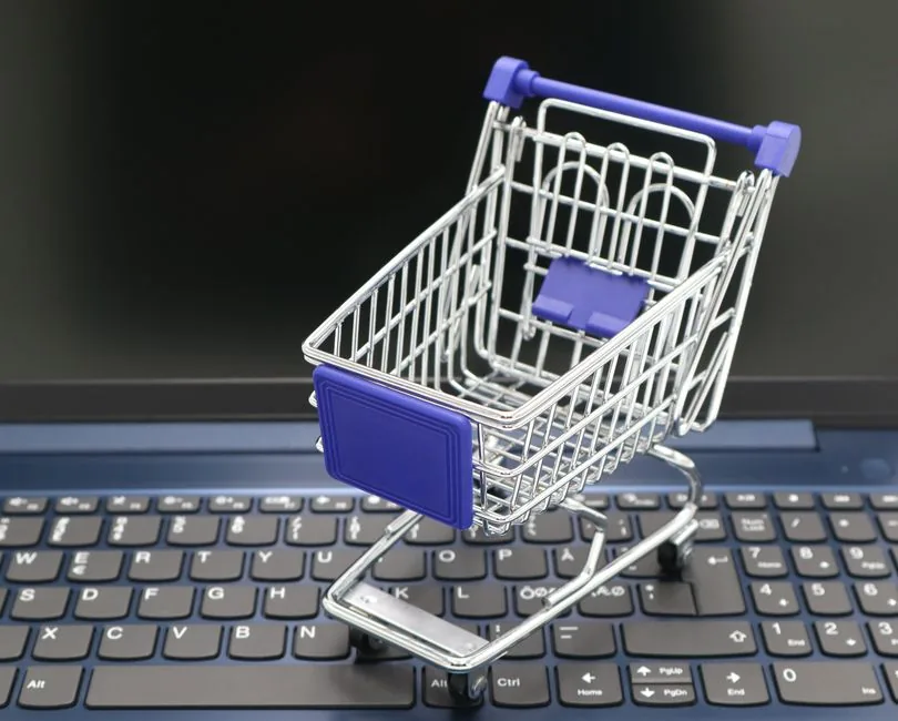 Empresario revisa facturas B2B en pantalla, destaca integración ERP‑gestoría, automatiza conciliación fiscal para pymes españolas