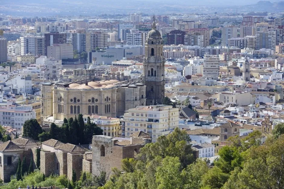 Vista de un almacén logístico de ecommerce optimizando costes de envío tras la aprobación del decreto de ayudas fiscales.