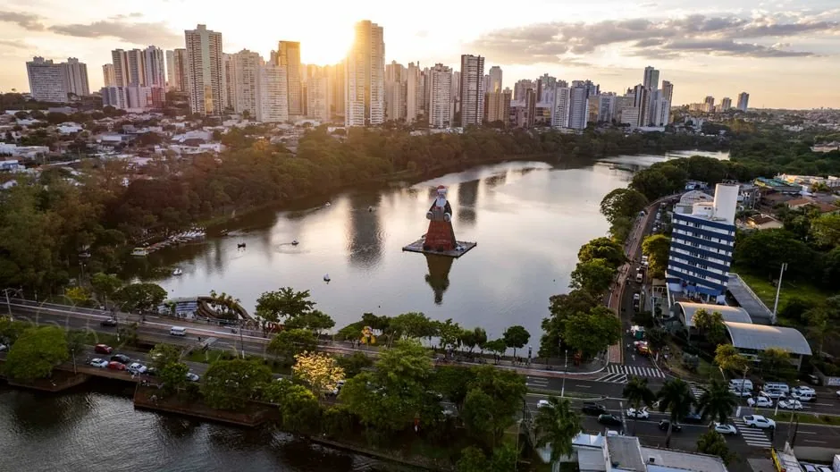 Consultor financiero analiza métricas de rentabilidad en una pantalla para ayudar a vendedores de Amazon y Shopify