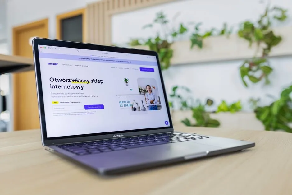 Un gestor de tienda online analiza gráficos financieros en su ordenador usando un ERP y software contable para ecommerce.