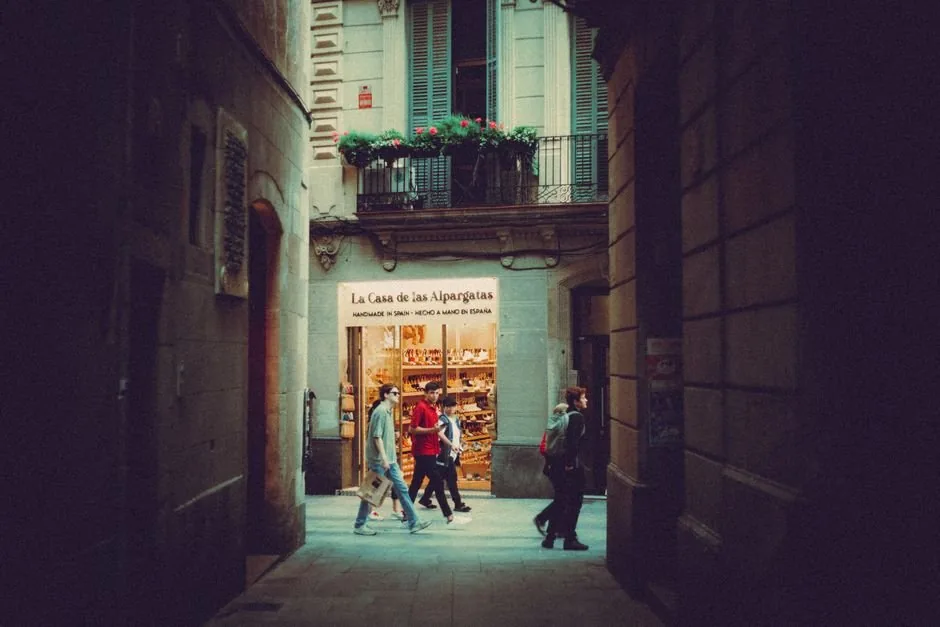 Emprendedor de ecommerce planificando la estrategia financiera del Q4 en su ordenador portátil para evitar roturas de stock.