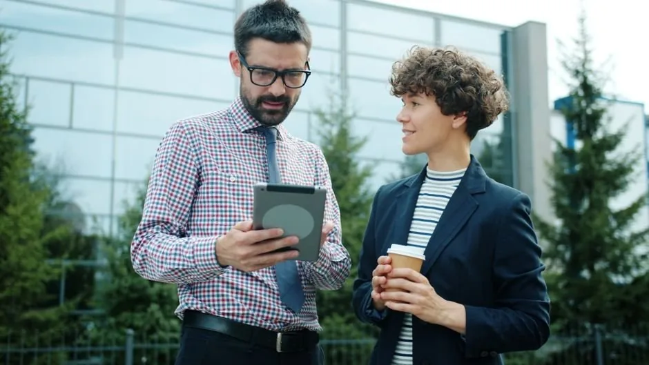 Director financiero analizando métricas de rentabilidad en una pantalla para optimizar la tesorería de un ecommerce.