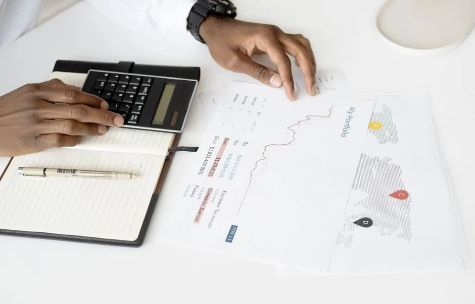Director financiero analizando métricas de tesorería en una pantalla para optimizar la rentabilidad de un ecommerce