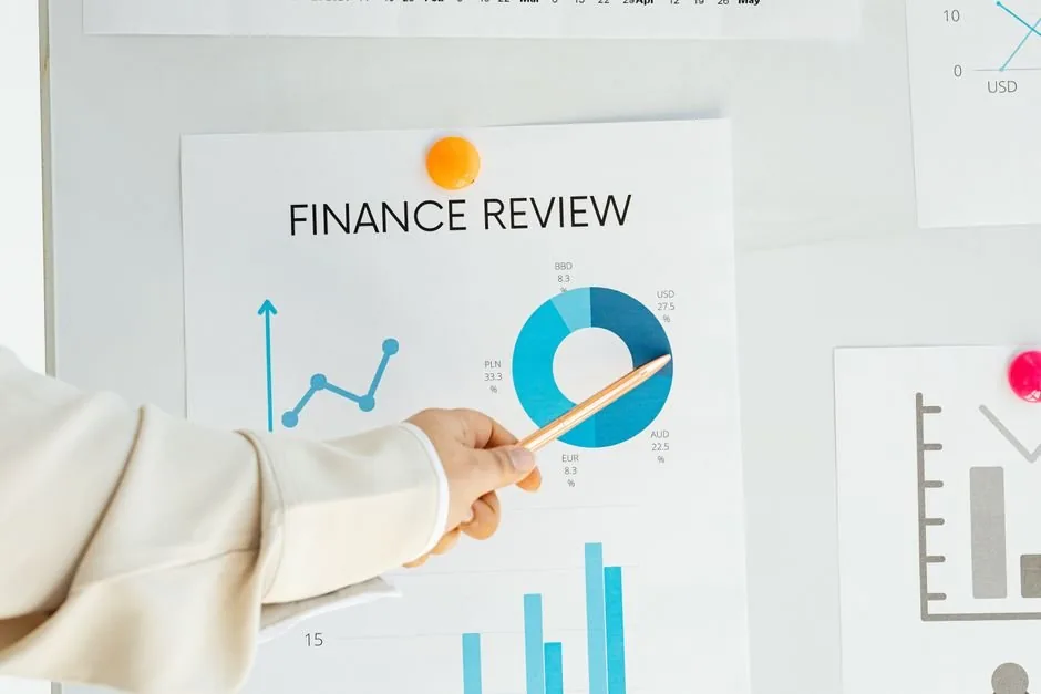 Un director financiero analiza métricas de rentabilidad en una pantalla para optimizar la caja de un ecommerce.