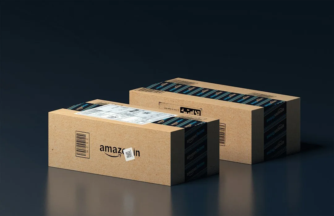 Vendedor revisando facturas de Amazon en su ordenador, resaltando la responsabilidad fiscal y la necesidad de automatizar la gestión de IVA para cumplir con la normativa