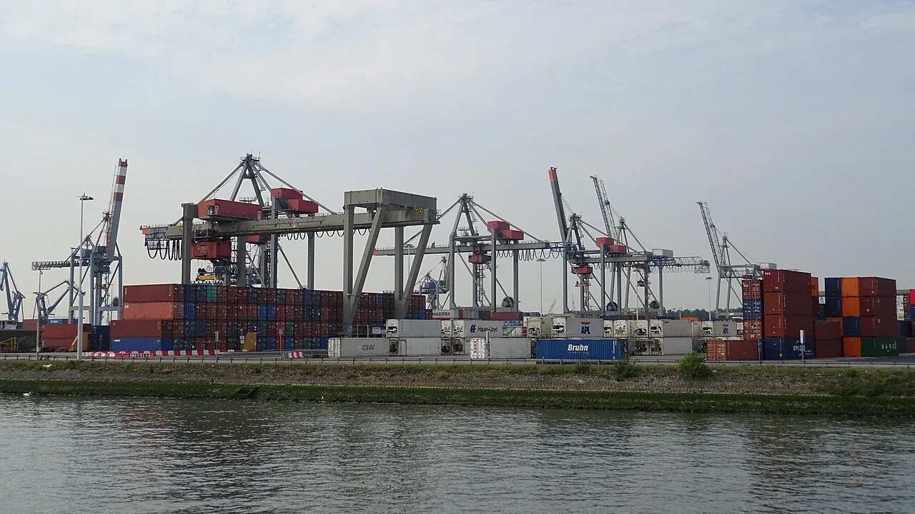 Terminal de contenedores Waalhaven en el puerto de Rotterdam — ilustración del nuevo arancel UE para envíos ecommerce de menos de 150 euros desde julio 2026