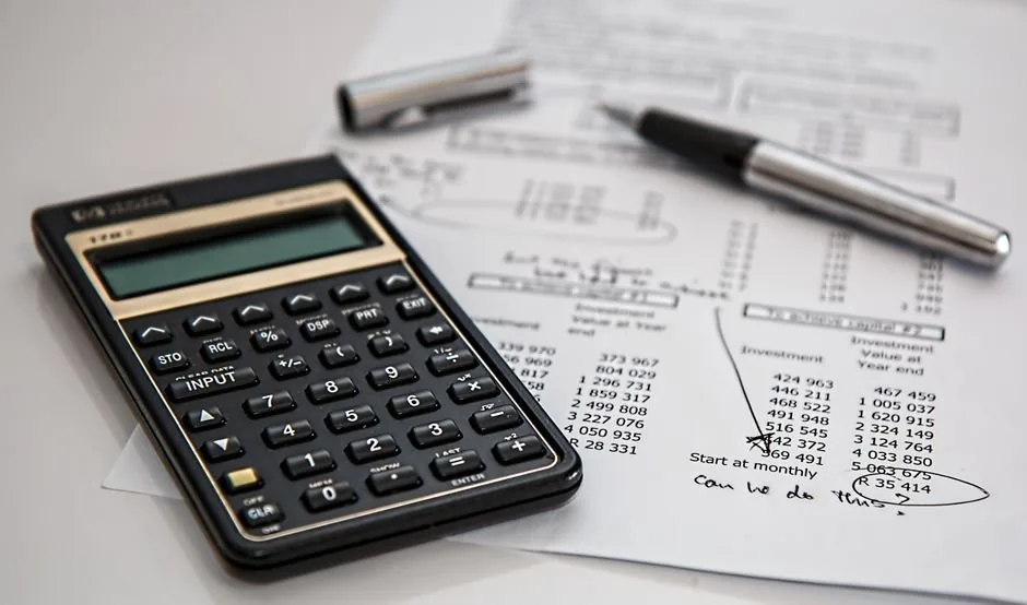 Consultor financiero explicando cómo calcular el flujo de caja neto para optimizar la tesorería de una tienda online.