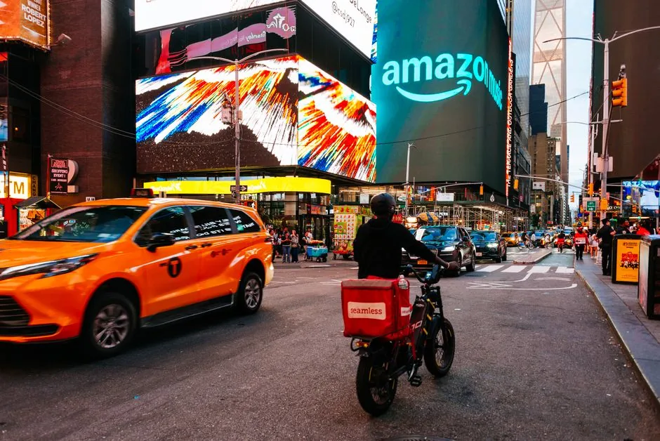 Empresario revisa informes de Amazon Advertising mientras una herramienta automatiza la conciliación contable para mejorar la rentabilidad de su negocio